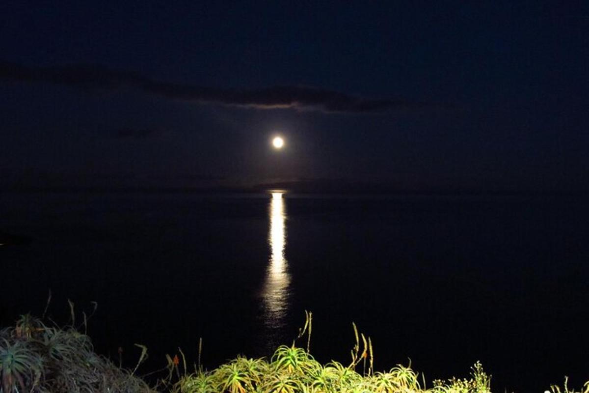 μια πανσέληνος πάνω από το νερό τη νύχτα