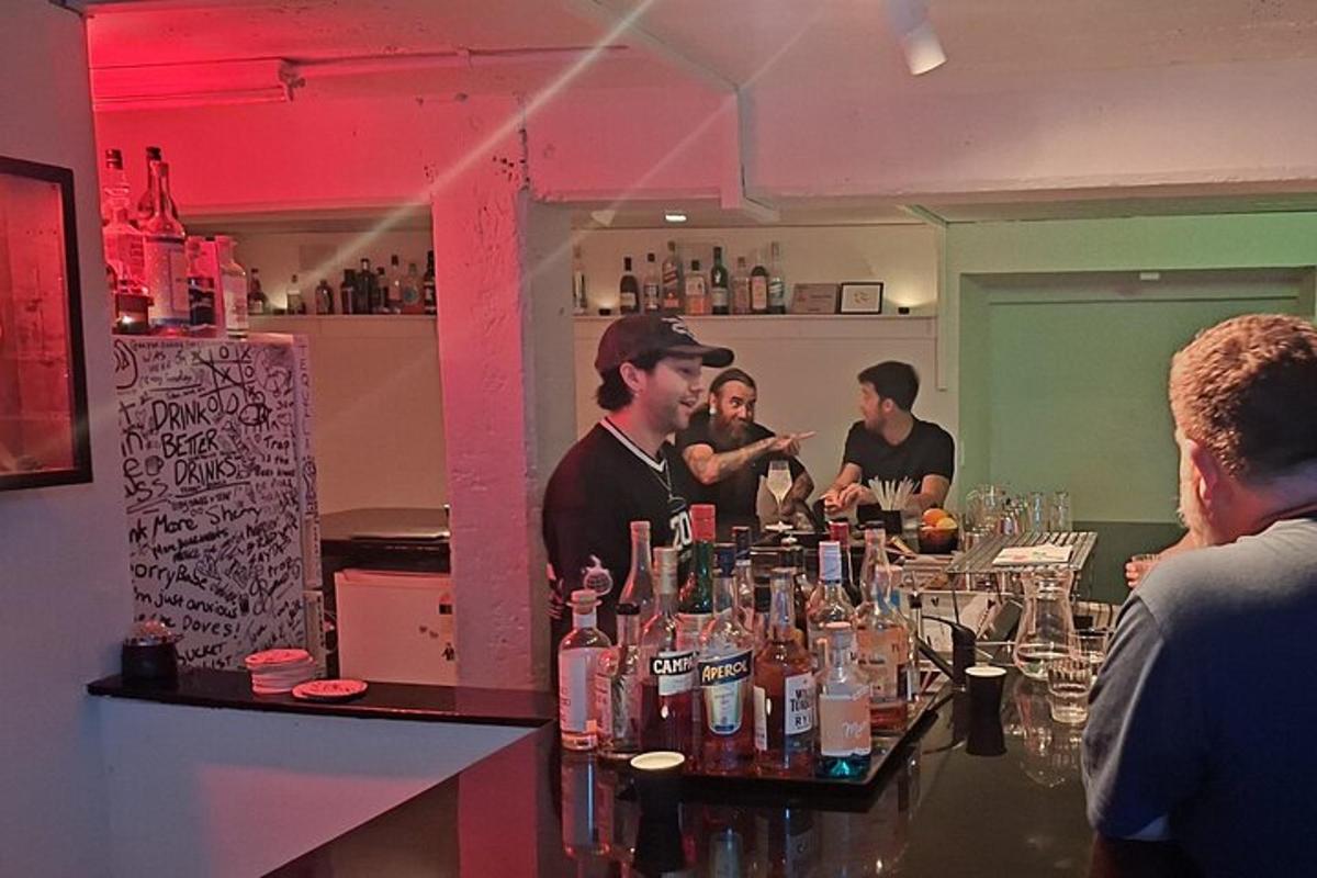 un grup de bărbați care stăteau în jurul unui bar cu sticle