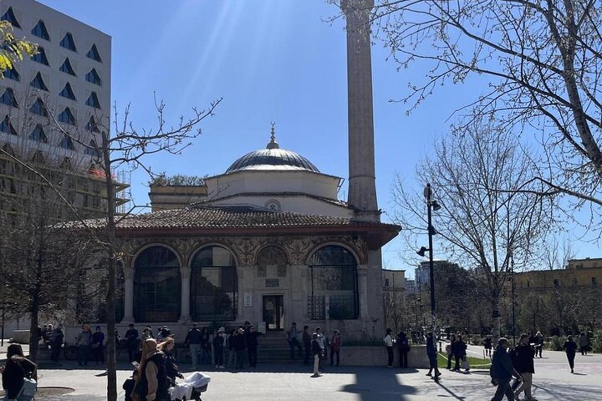 önünde uzun bir direk bulunan büyük bir bina