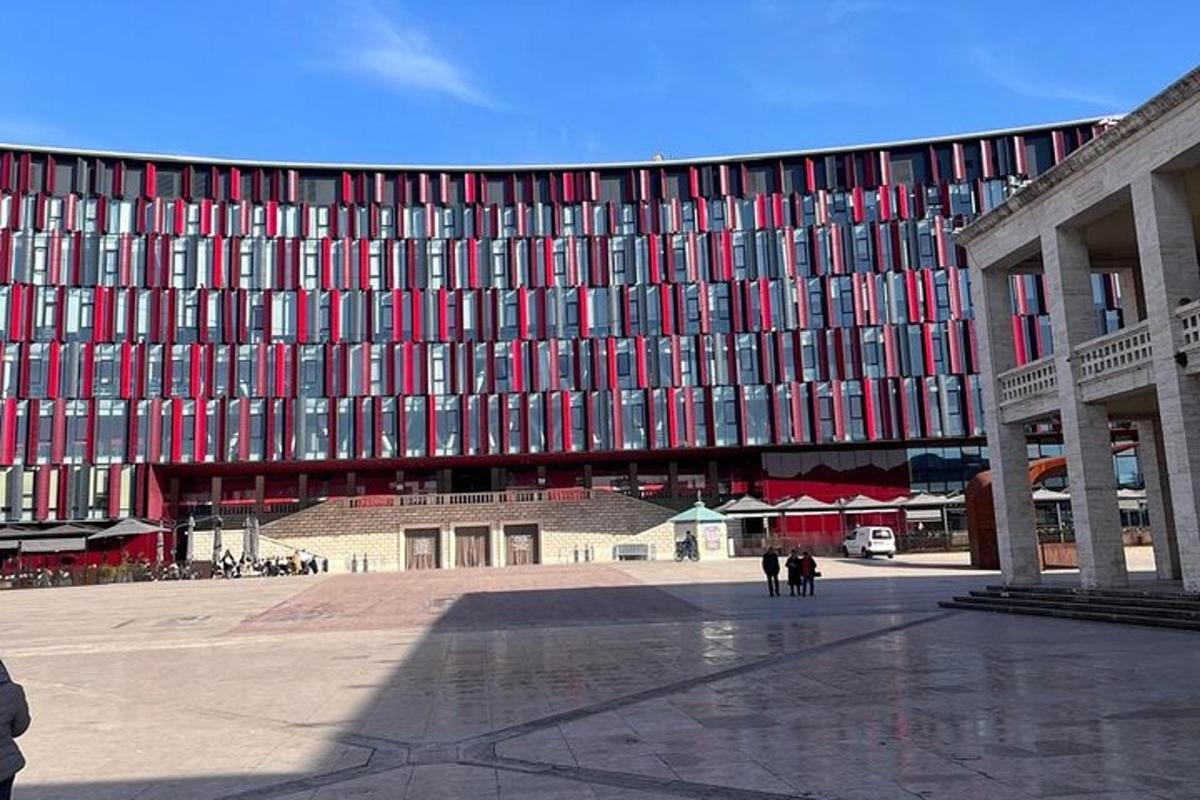 kırmızı ve beyaz pencereleri olan büyük bir bina