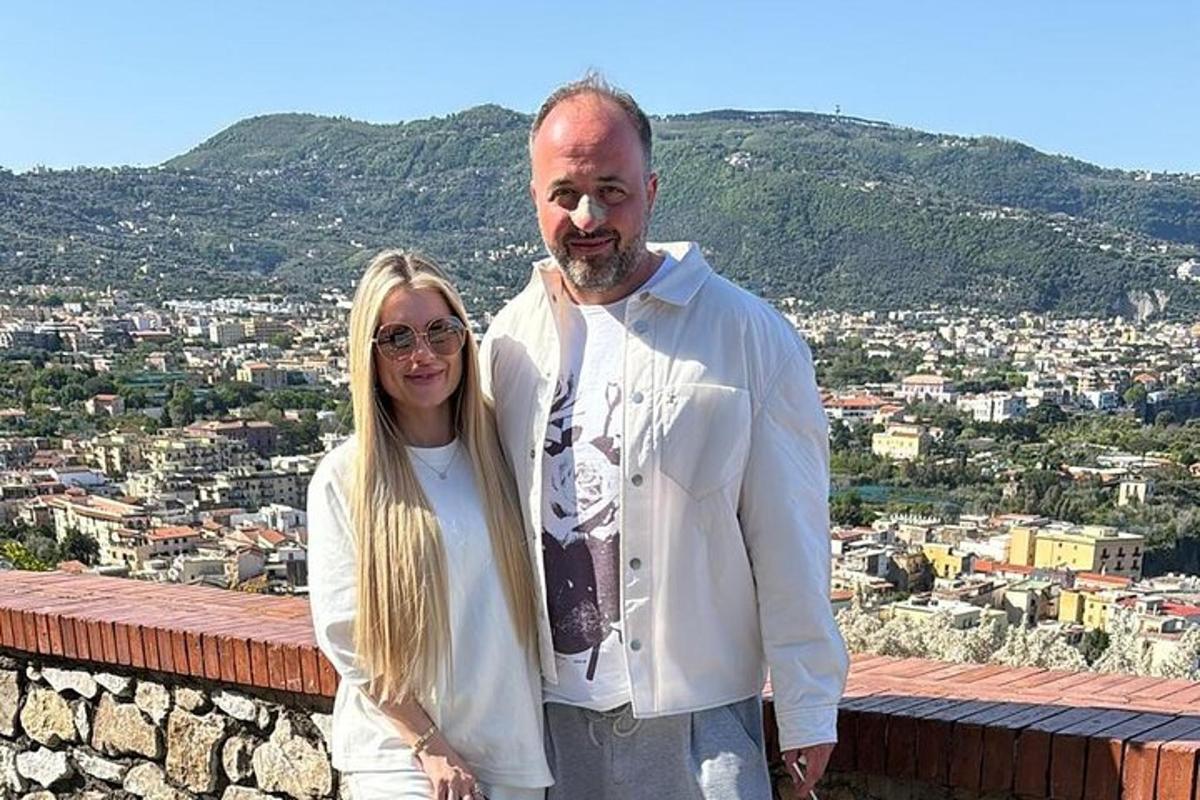 muž a žena stojící na střeše