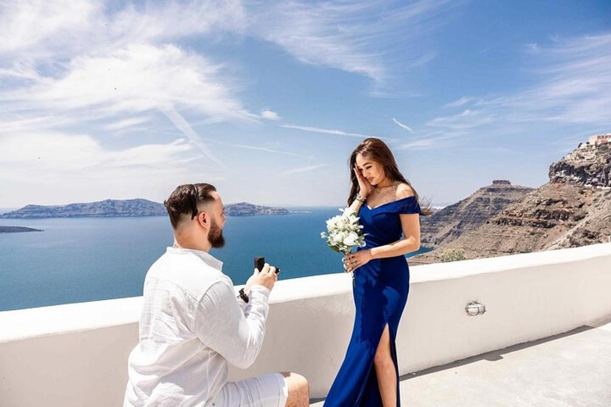 muž fotí ženu v modrých šatech