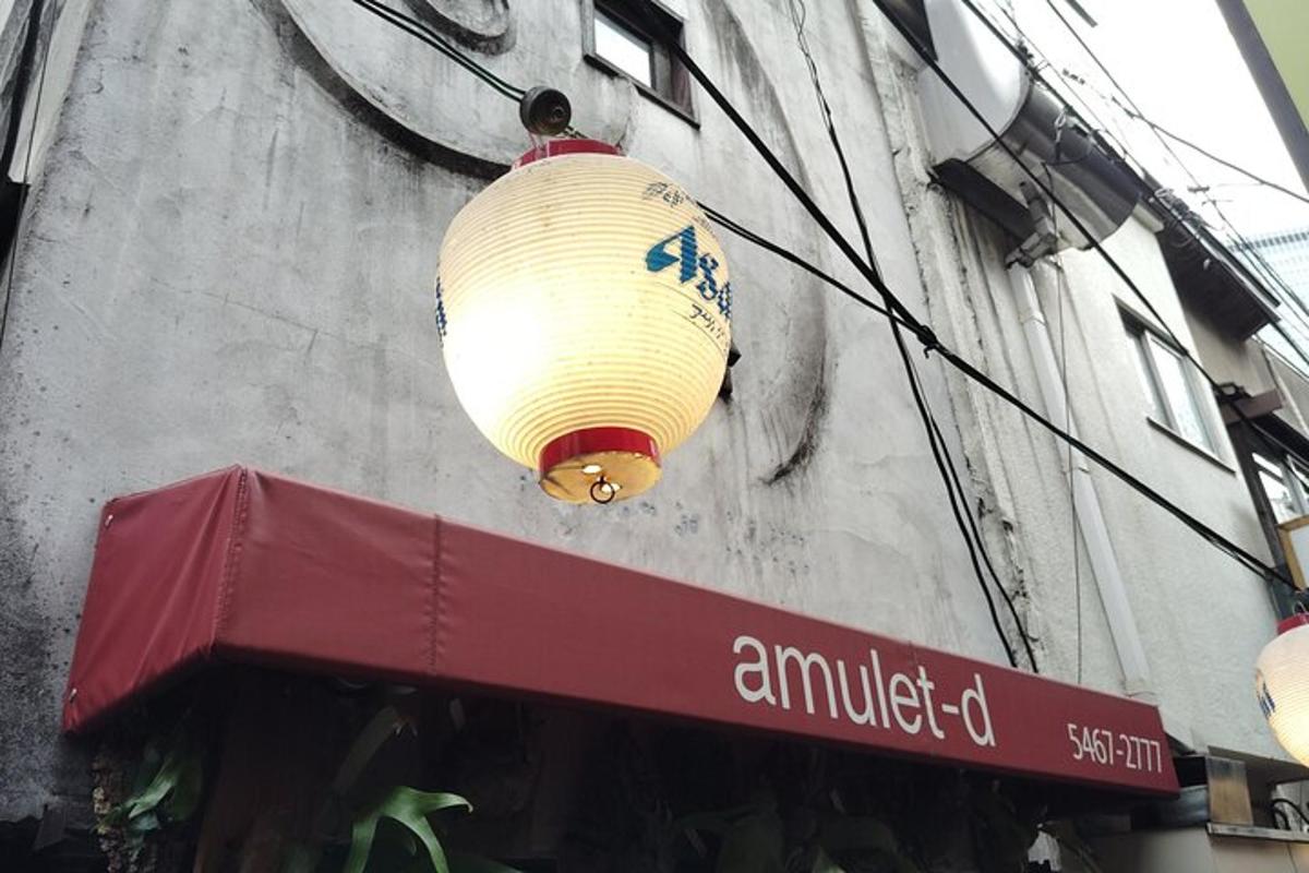 uma luz pendurada na lateral de um prédio