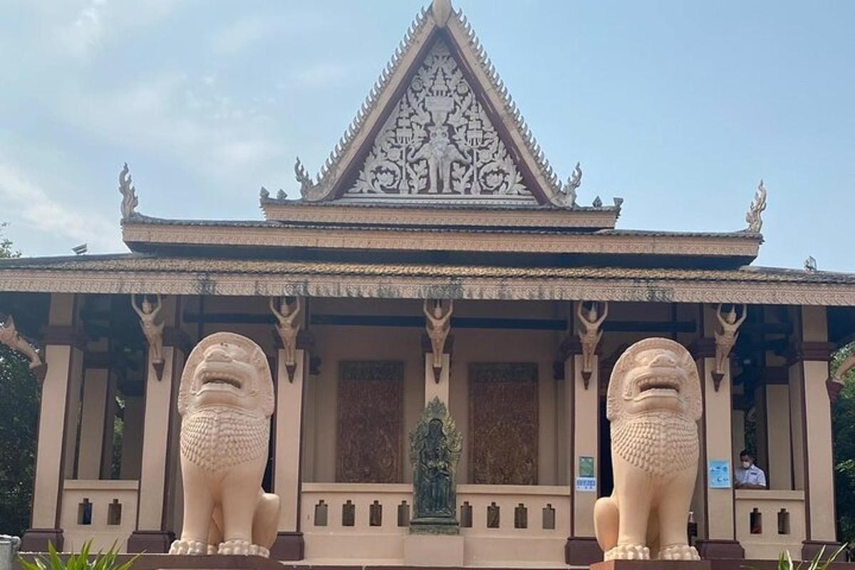 Un edificio con dos grandes estatuas de elefantes en frente.