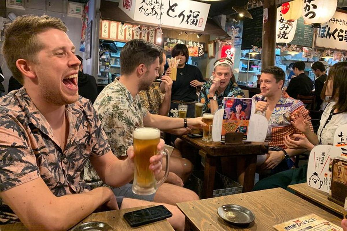 um grupo de pessoas sentadas em um bar bebendo cerveja