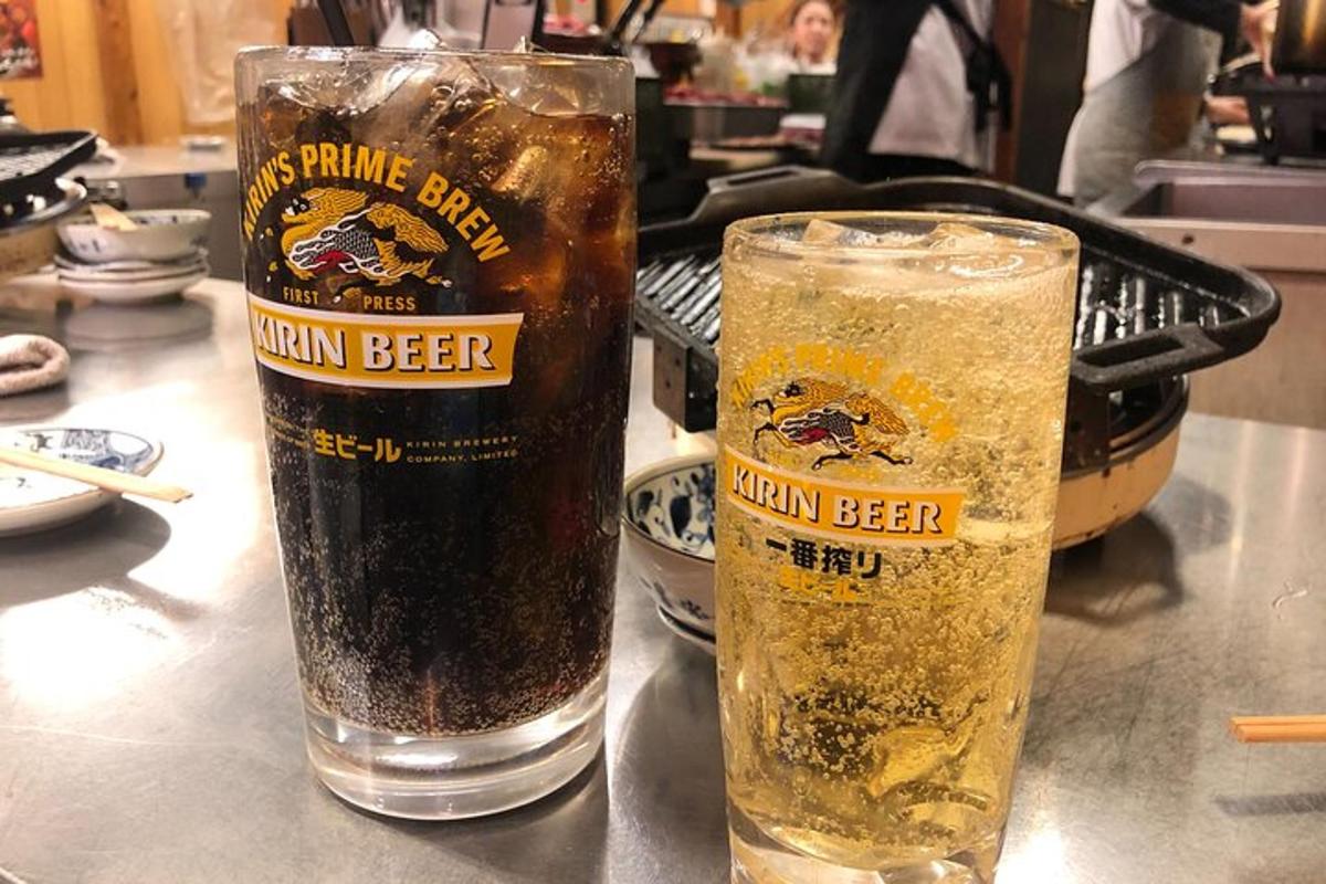 dois copos de cerveja em cima de uma mesa