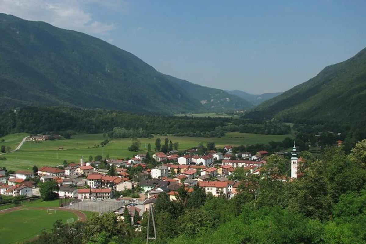 město uprostřed údolí s horami