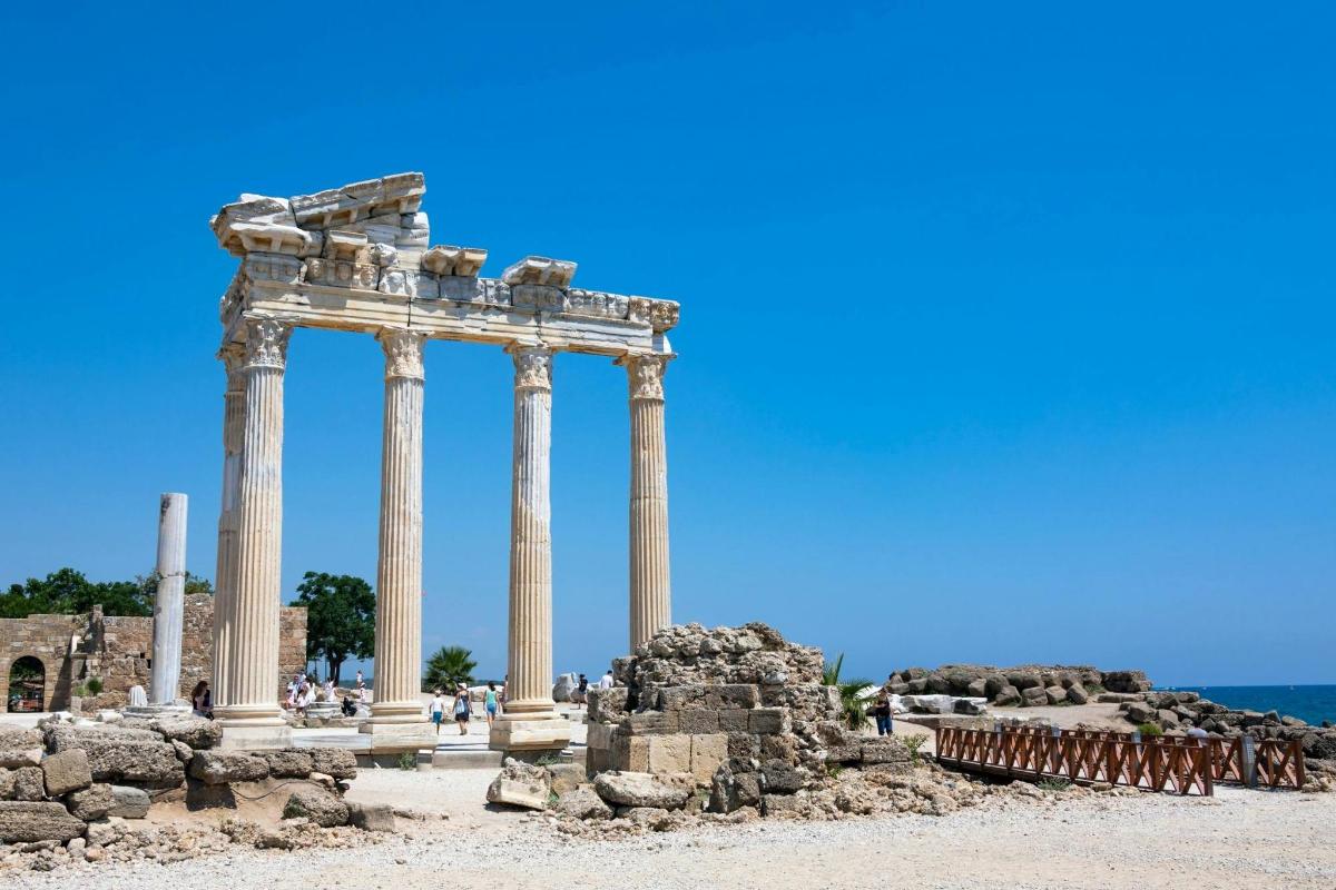 Ένας αρχαίος ναός με κίονες μπροστά στον ωκεανό