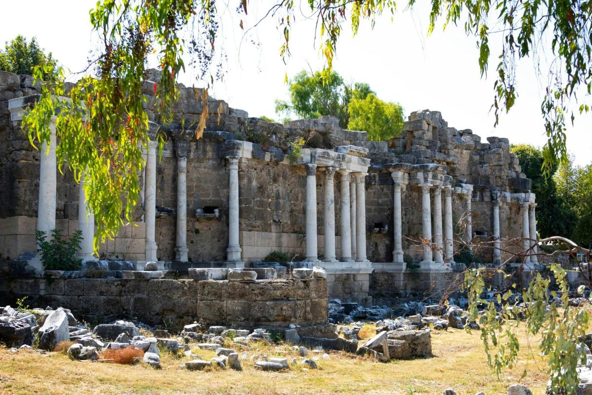 un temple entre les ruïnes d'una ciutat