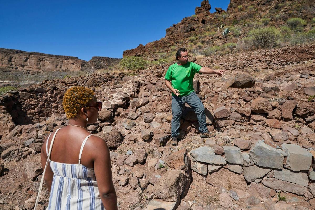 un uomo e una donna in piedi su alcune rocce