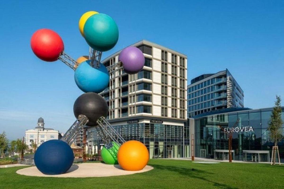una estatua con globos frente a un edificio