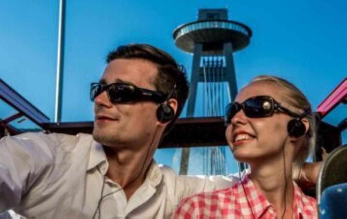 Un hombre y una mujer con auriculares y gafas de sol.