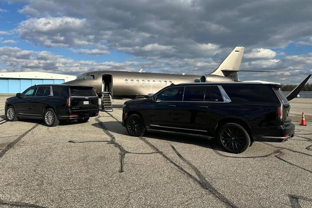 to køretøjer er parkeret ved siden af et fly