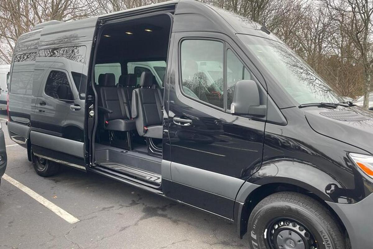 una camioneta negra estacionada en un estacionamiento