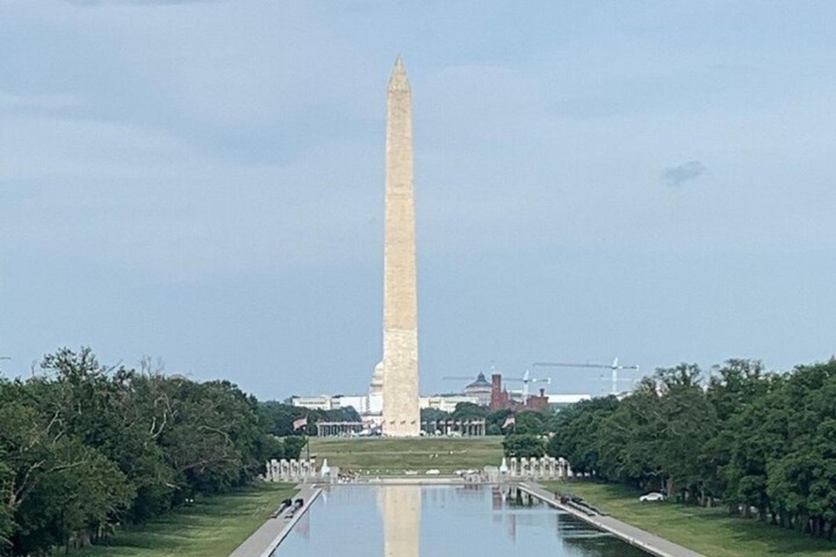 Un monumento a Washington con una fuente delante.