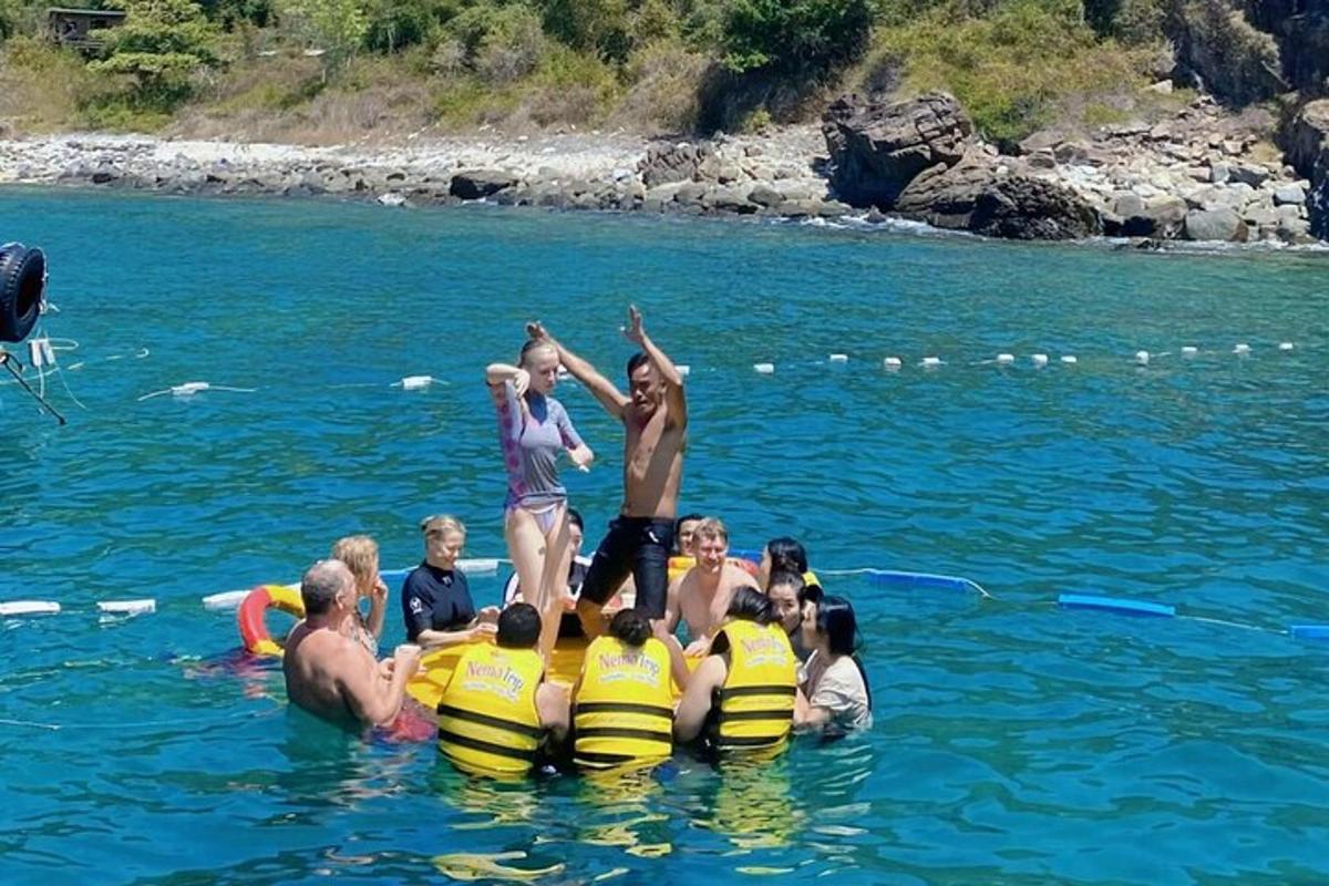 група людей знаходиться у воді