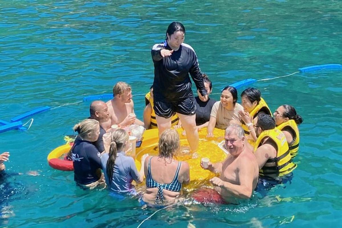 група людей у воді на плоту