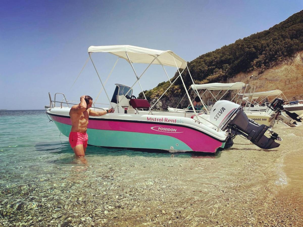 moški, ki stoji v vodi poleg čolna