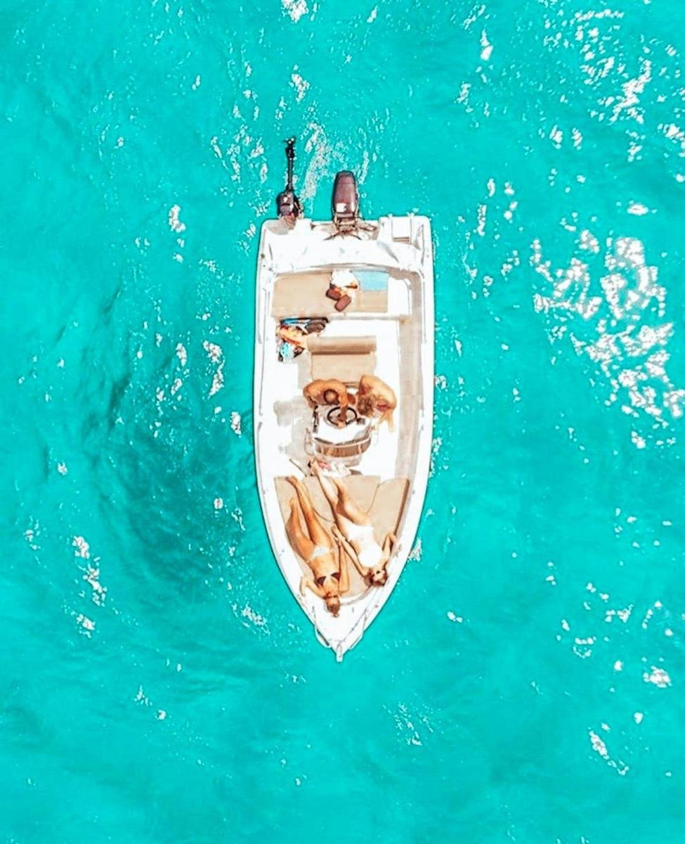 un cane in una barca nell'acqua blu