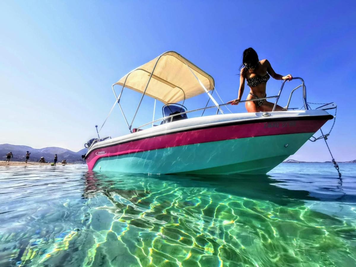 una donna su una barca in acqua