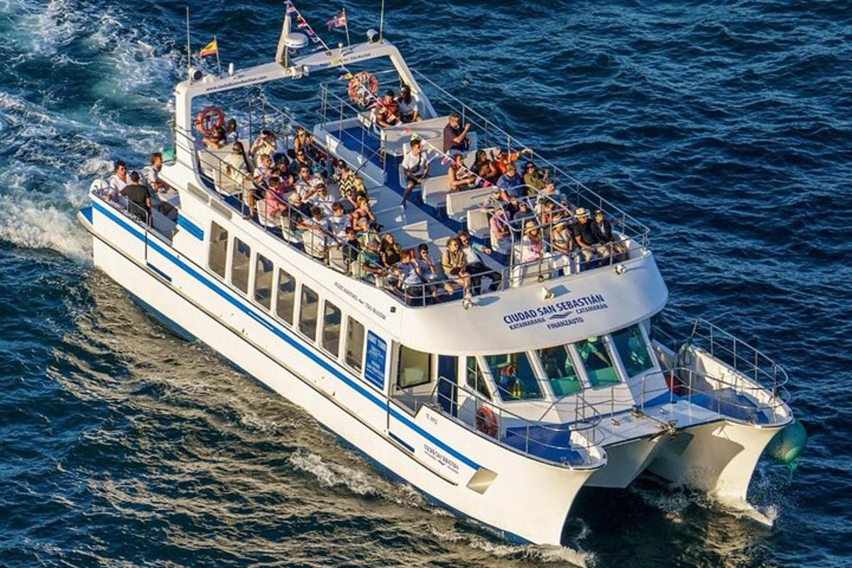 ein Boot voller Menschen auf dem Wasser