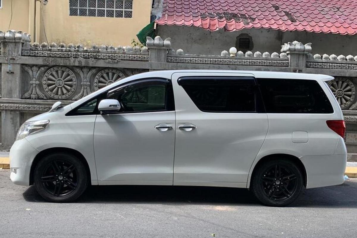 un furgone bianco parcheggiato davanti a un edificio