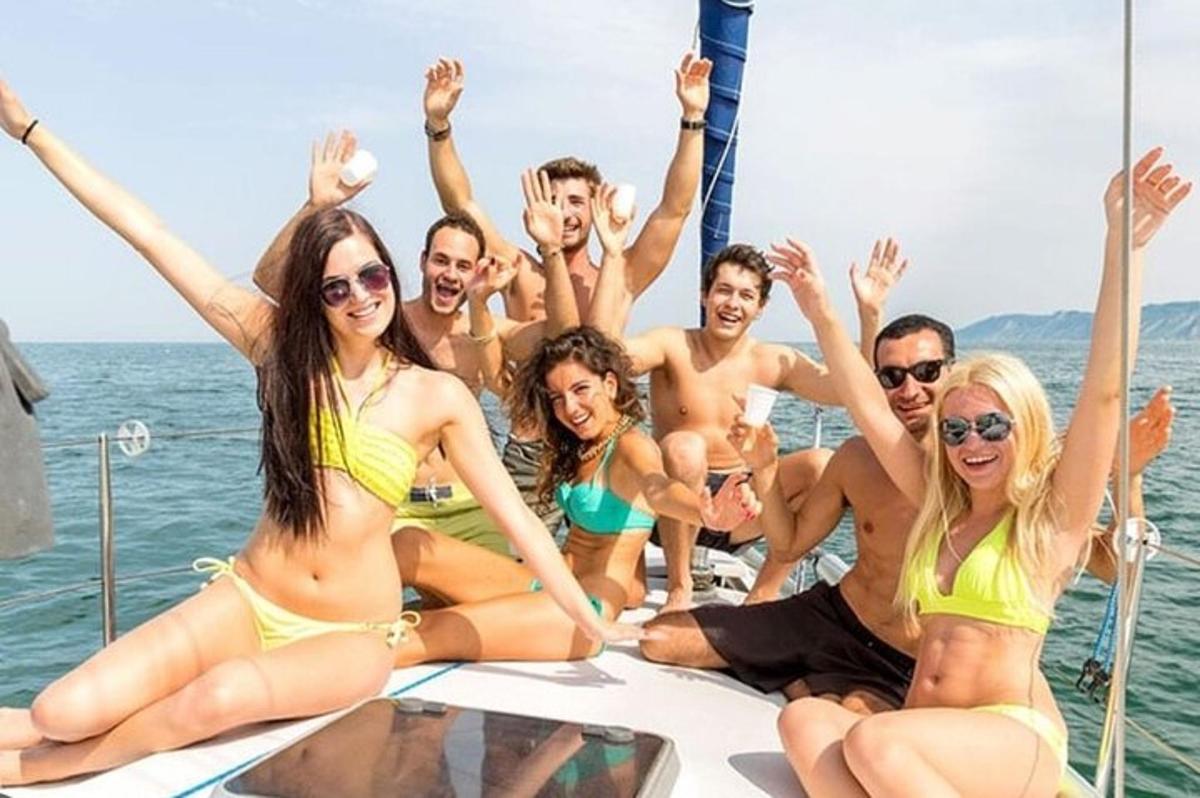 un gruppo di persone in costume da bagno su una barca