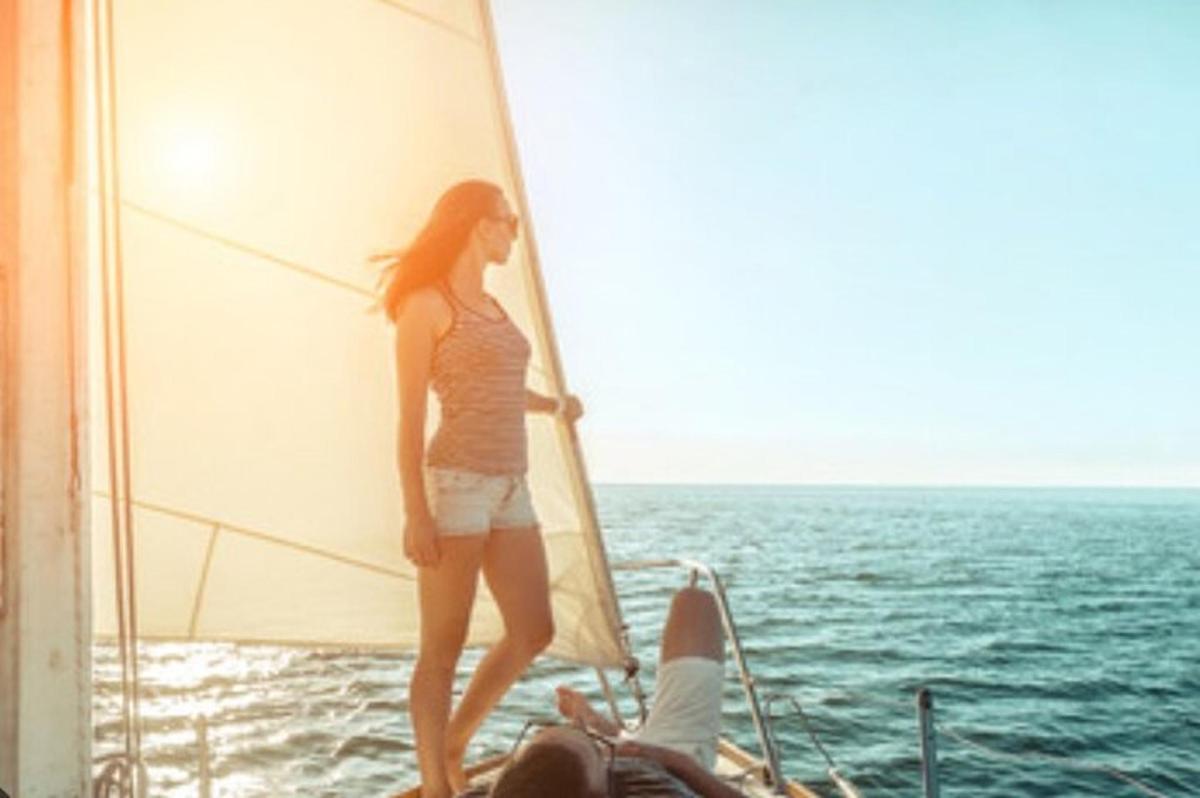 una donna in piedi su una vela di una barca