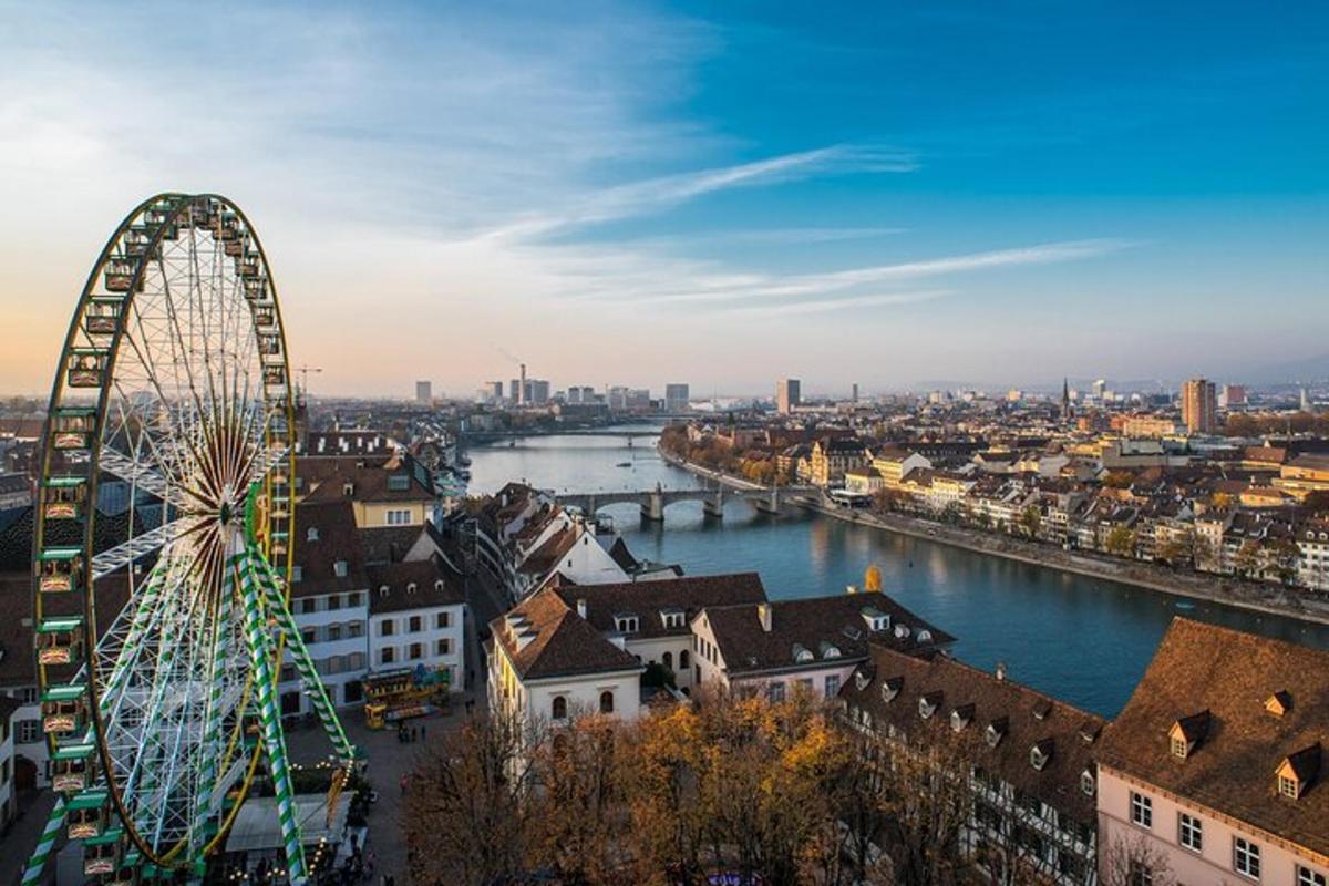 una ruota panoramica in una città vicino a un fiume