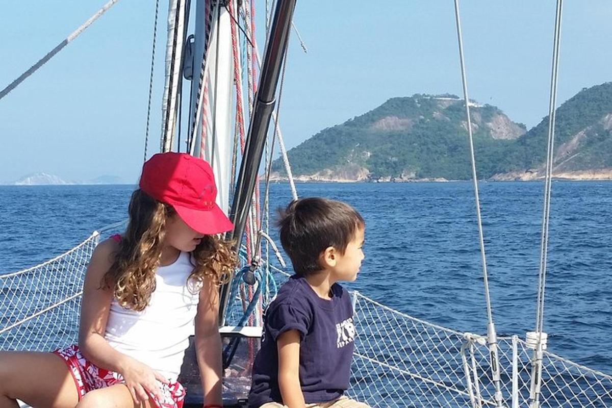 ένα αγόρι και ένα κορίτσι κάθονται σε ένα ιστιοπλοϊκό σκάφος