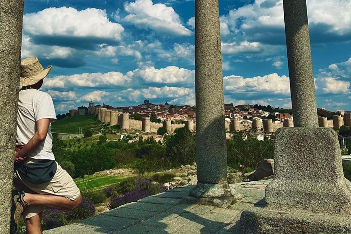 egy férfi egy párkányon ülve nézi a várost
