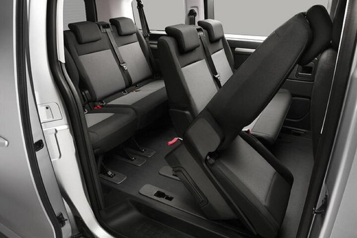 Un asiento vacío en la parte trasera de una camioneta