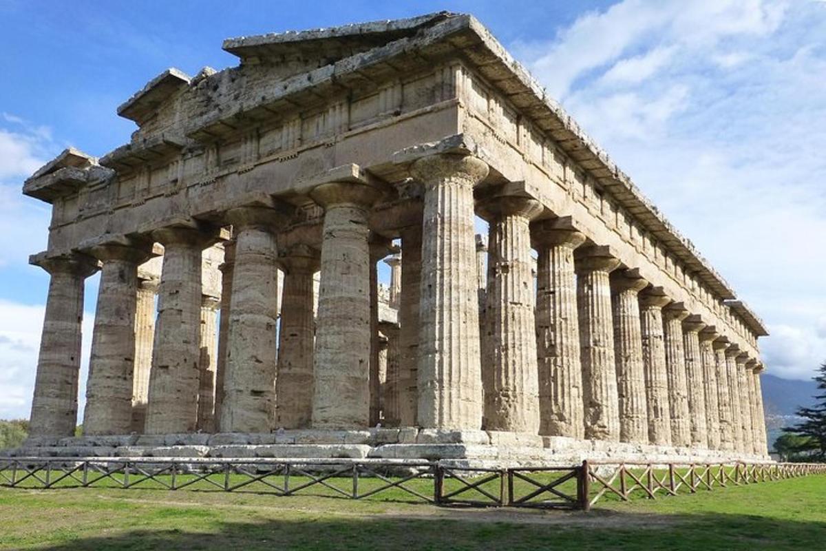 ένα αρχαίο κτίριο με κίονες σε ένα χωράφι