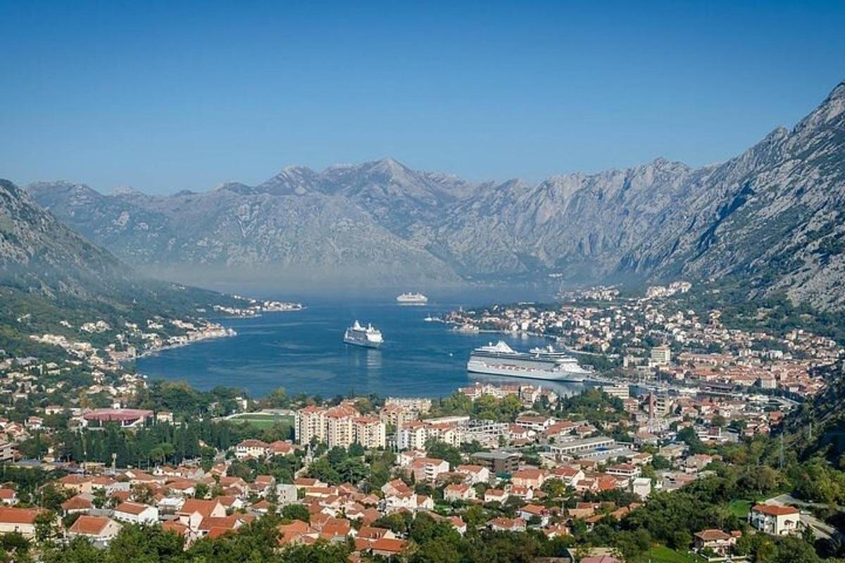 pohled na záliv s výletní lodí ve vodě
