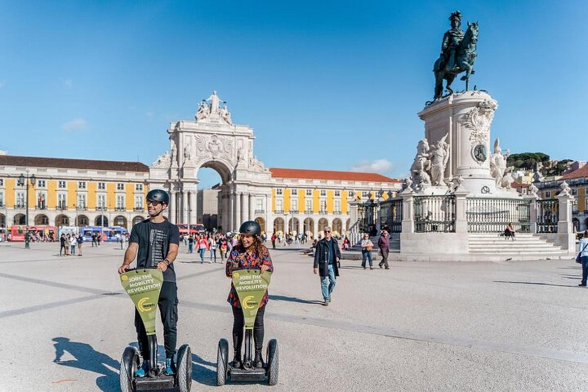 Tveir menn hjóla á Segway fyrir framan byggingu