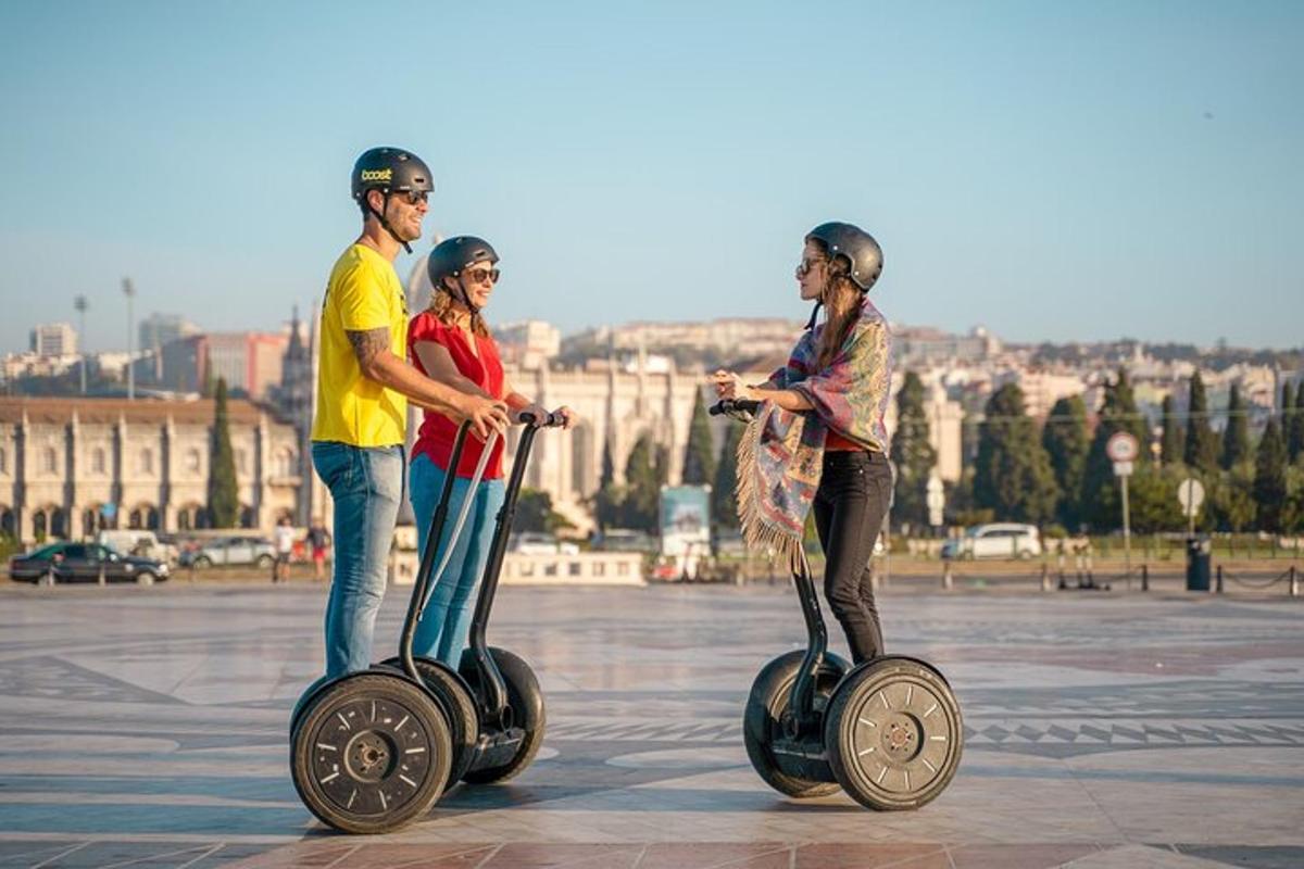en gruppe på tre personer som kjører på segwayer