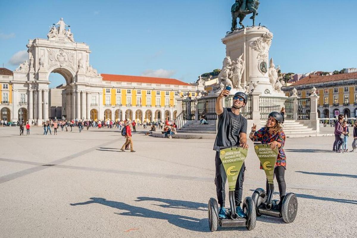 Maður og kona á Segway-hjólum fyrir framan byggingu