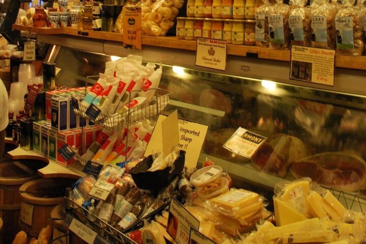 vitrina parduotuvėje, pilna maisto produktų