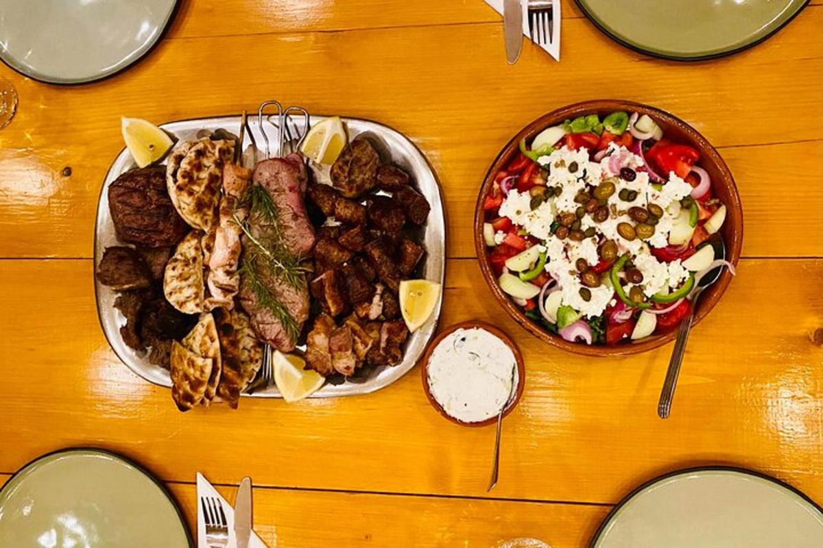 una mesa con dos platos de comida y un tazón de ensalada