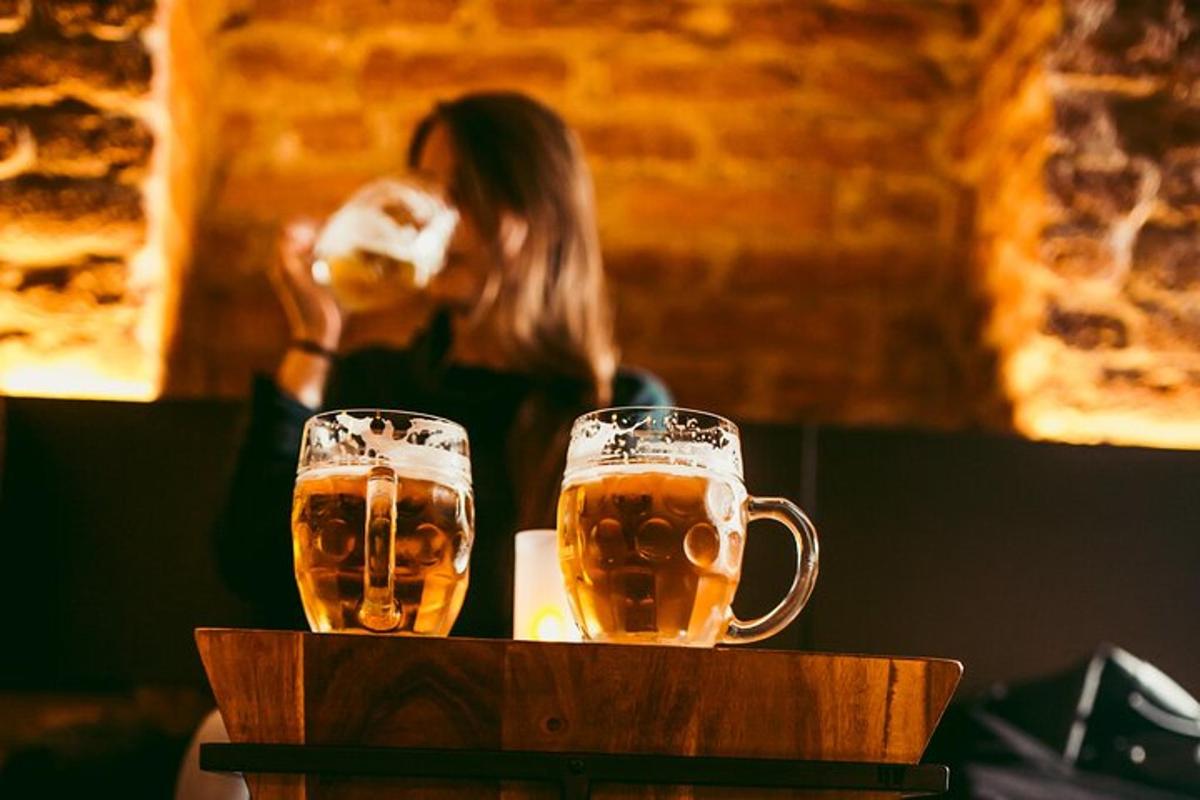 zwei Gläser Bier auf einem Holztablett