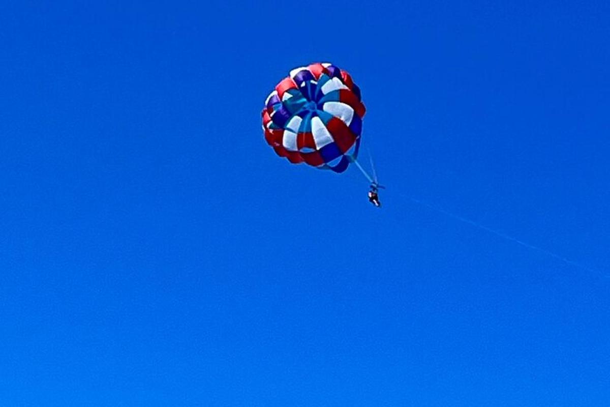 een rood-wit-blauwe vlieger die in de lucht vliegt