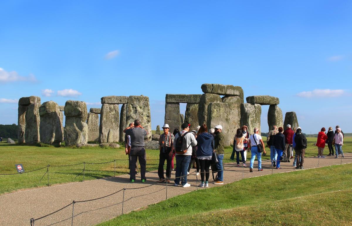 un gruppo di persone in piedi di fronte a Stonehenge