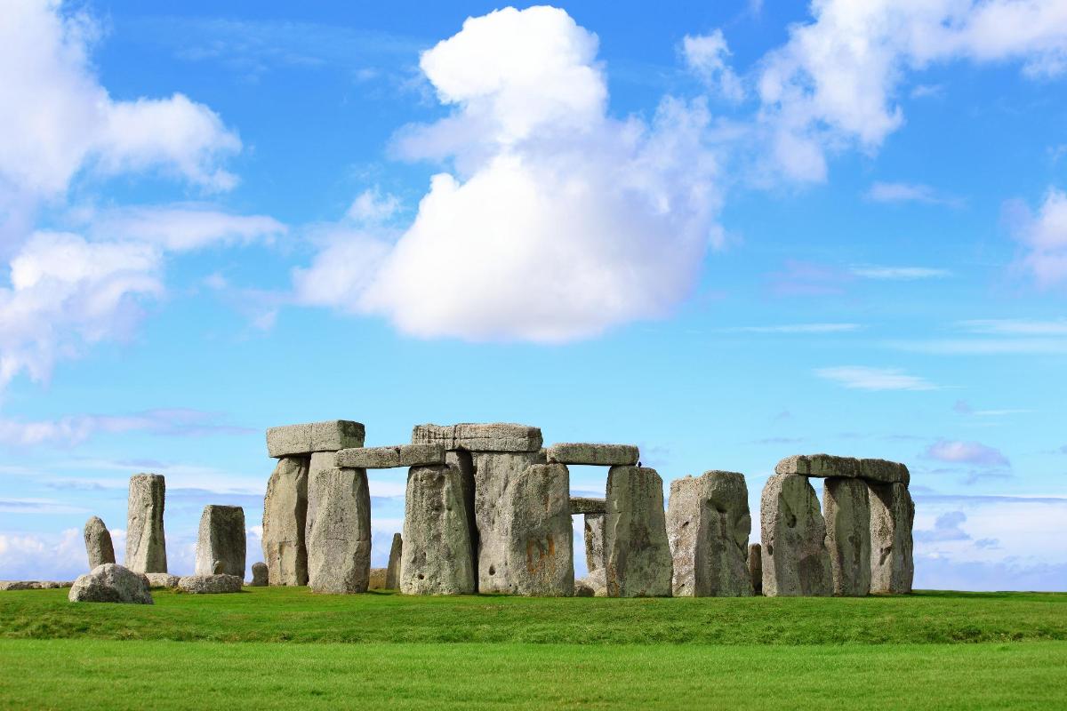 un'immagine di Stonehenge contro un cielo blu
