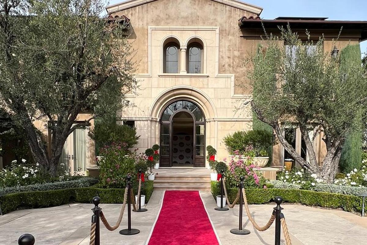 una casa con un tappeto rosso davanti