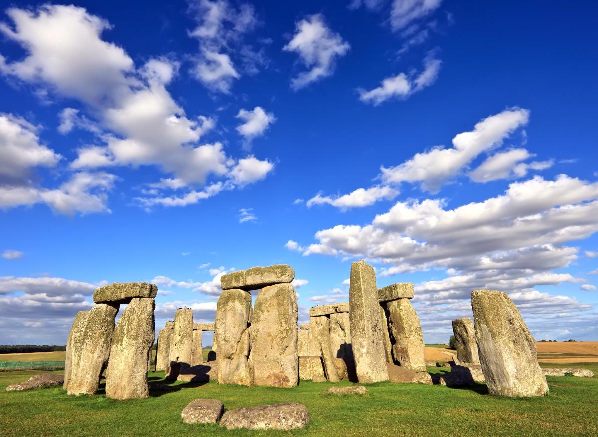 skupina kamenů Stonehenge na poli