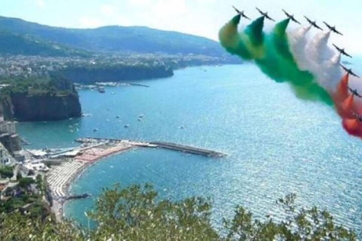 útsýni yfir vatn með strönd