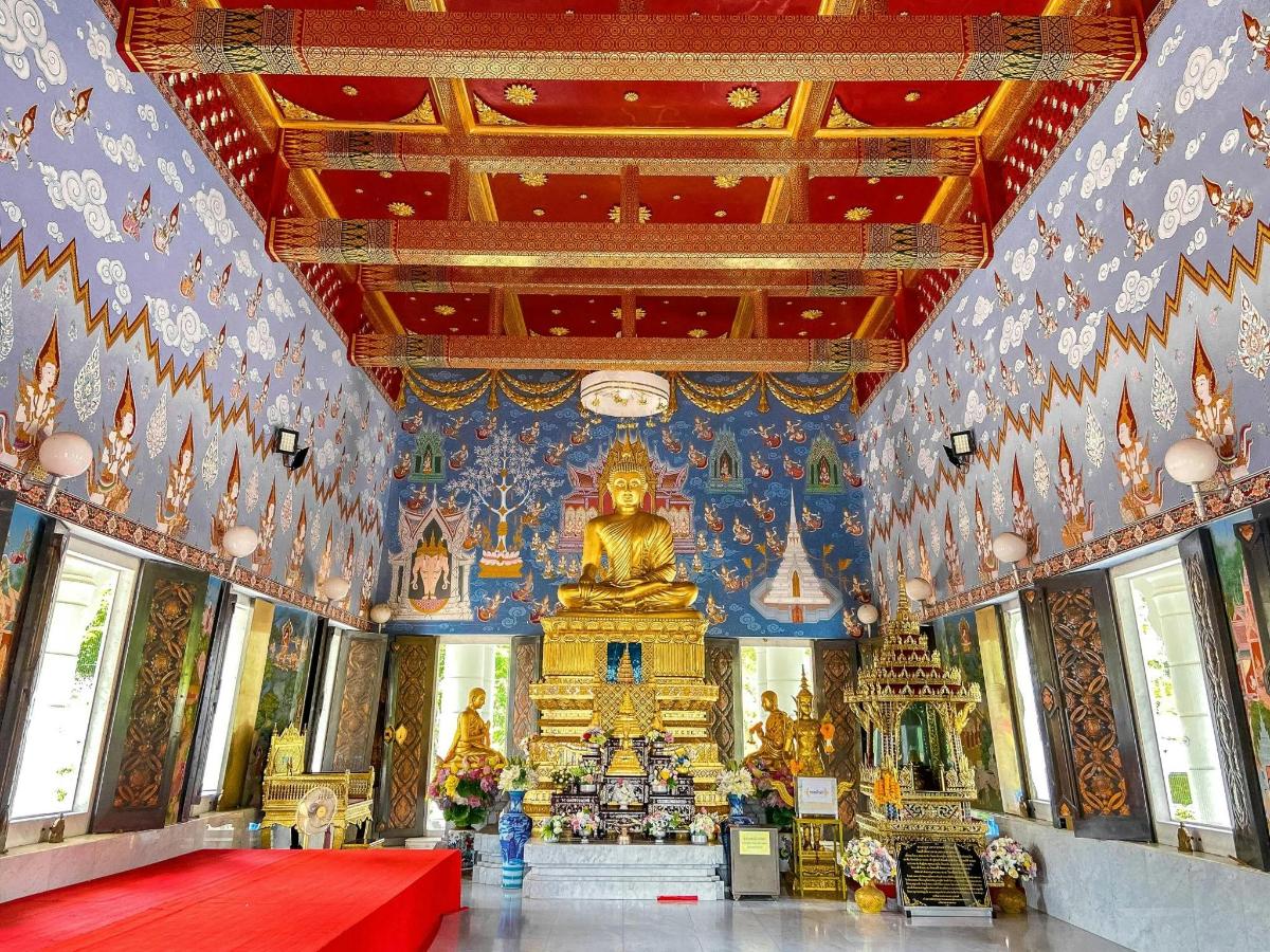 um templo com uma grande estátua dourada no meio