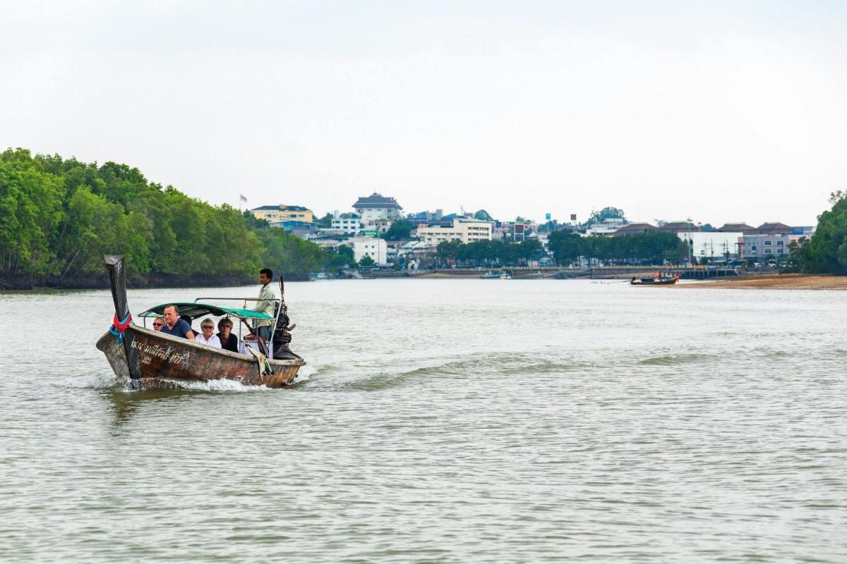um grupo de pessoas em um barco em um rio