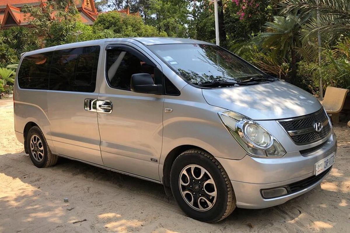 un furgone argentato parcheggiato su una strada sterrata