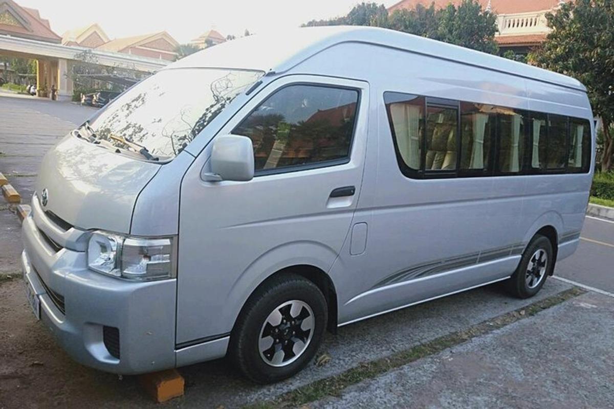 un furgone bianco parcheggiato in un parcheggio